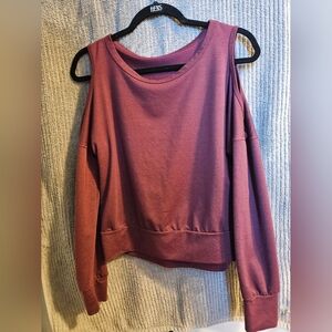 Small top with cut-out shoulders